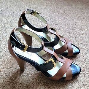 Eürosoft Camryn Caramel/black patent sandals US 8